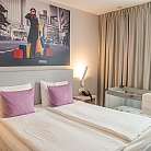 Ein stilvolles Hotelzimmer mit zwei Betten und einem Babybett.
