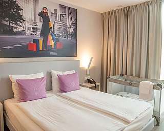 Chambre double avec lit bébé