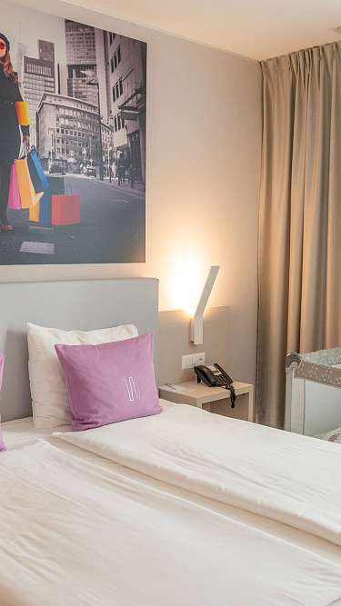 Double room with child&#039;s bed